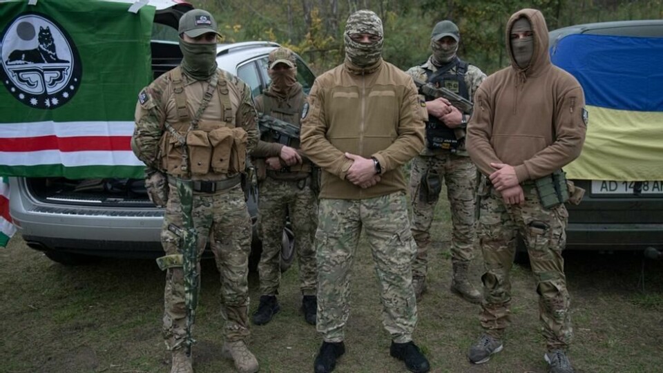 De tsjetsjenske mennene, med Tor i spissen, ønsker å gjenerobre Mariupol. De tsjetsjenske mennene, med Tor i spissen, ønsker å gjenerobre Mariupol. Foto: Andrew Kravchenko / AP/NTB