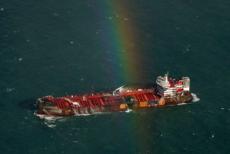 Tankskipet Stena Immaculate skal ha hatt flydrivstoff om bord, noe som bidro til den voldsomme brannen etter kollisjonen mandag. Her er skipet sett fra luften tirsdag. Tankskipet Stena Immaculate skal ha hatt flydrivstoff om bord, noe som bidro til den voldsomme brannen etter kollisjonen mandag. Her er skipet sett fra luften tirsdag. Foto: Dan Kitwood / AP / NTB