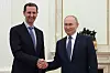 Syrias styrtede president Bashar al-Assad er trolig på vei til Moskva, ifølge israelske og amerikanske kilder. Senest i juli var han på besøk i den russiske hovedstaden, der han ble tatt imot av president Vladimir Putin. Foto: AP / NTB Foto: AP