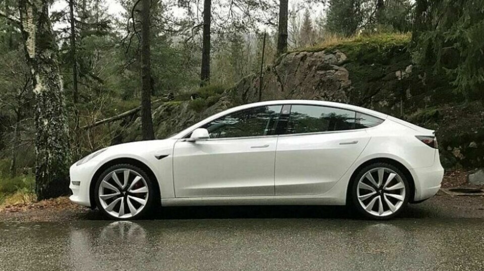 VILLE IKKE FIKSE: Tesla ville ikke følge vedtaket fra svenskenes svar på Forbrukertvistutvalget. Dermed havnet de på svartelisten til Råd & Røn. Foto: Illustrasjonsbilde Tesla Model 3