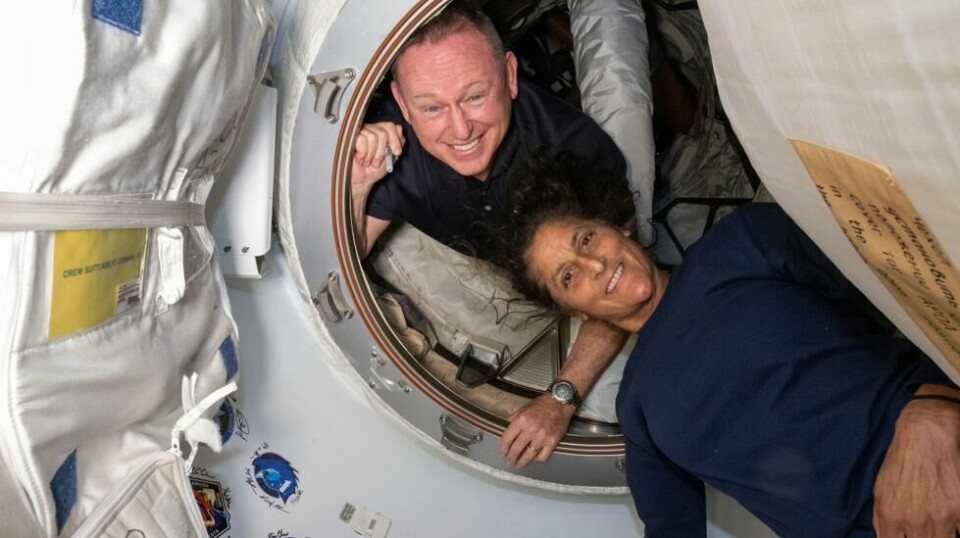 Et bilde fra Nasa viser astronautene Butch Wilmore (til venstre) og Suni Williams om bord i romstasjonen ISS 13. juni. De kommer seg ikke hjem før neste år.