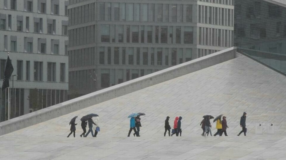 Grått vær og mye regn ved Operaen i Oslo i fjor høst.
