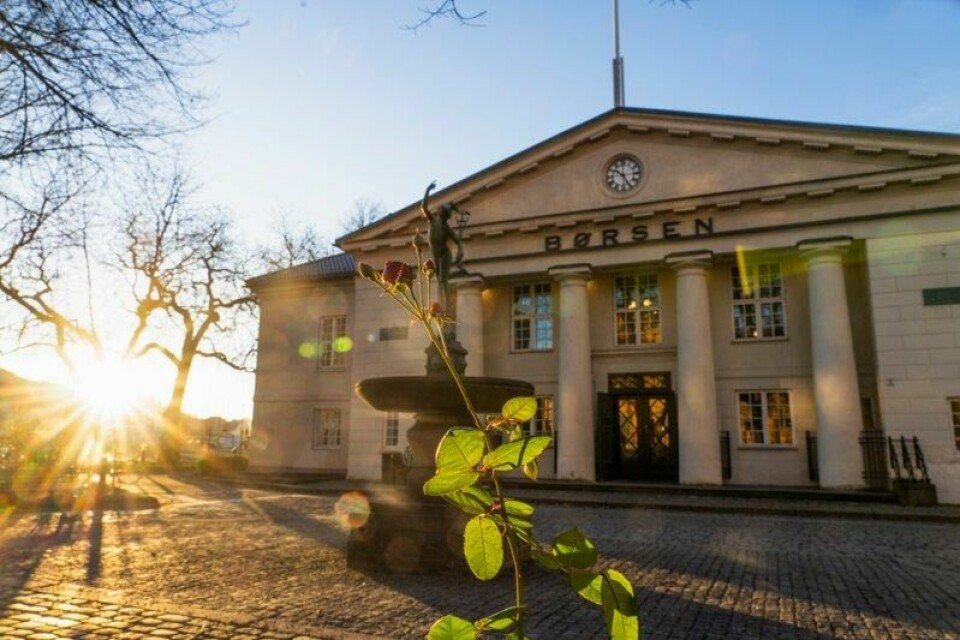 Forsvarsaksjer steg kraftig på Oslo Børs mandag.