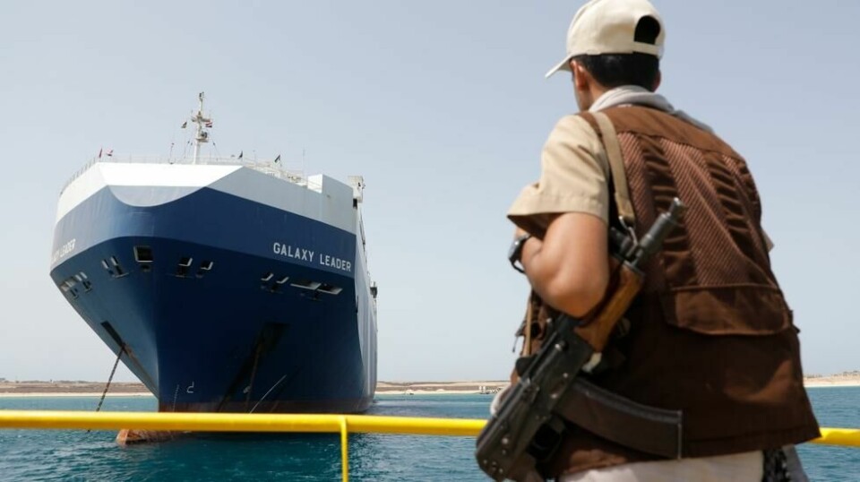 En houthi-soldat vokter det israelske skipet Galaxy Leader som tidigere i mai ble bordet og ført til Jemen. Foto: Osamah Abdulrahman / AP / NTB