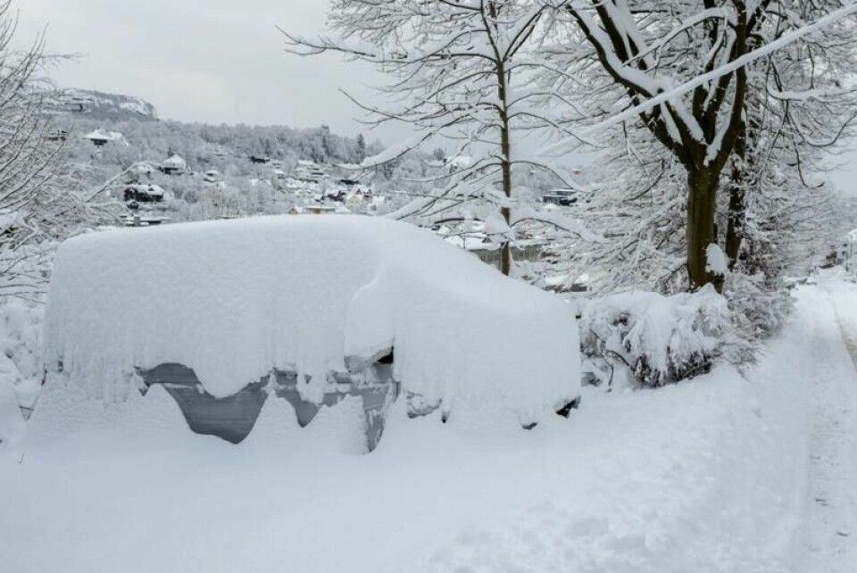 Store mengder snø skaper problemer for trafikken i Bergen, og biler er innesnødd.