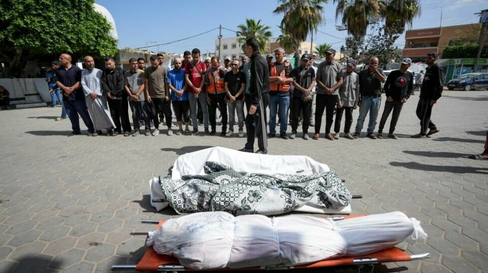Palestinere for sine døde slektninger ved al-Aqsa-sykehuset i Deir al-Balah lørdag etter at de ble drept i israelske angrep. Foto: Abdel Kareem Hana / AP / NTB