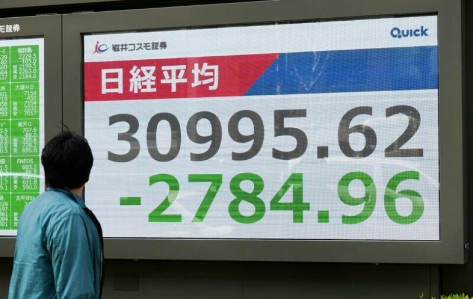 Tokyo-børsen hadde en mye bedre dag på tirsdag. Bildet ble tatt i Tokyo på mandag, da aksjemarkedet var preget av stor uro.