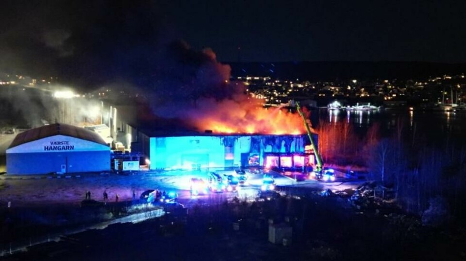 Det brenner kraftig i en ishall på Dokka i Fredrikstad natt til torsdag.
