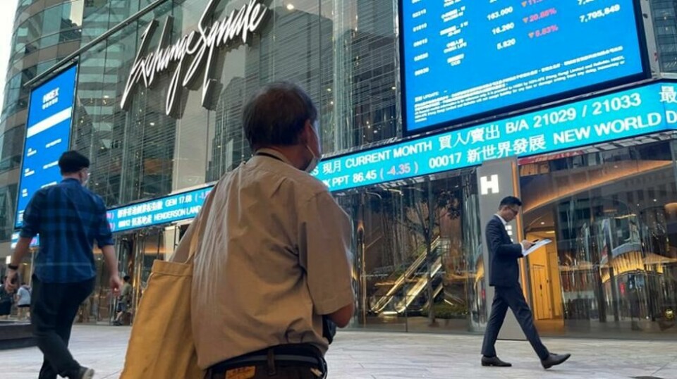 Fotgjengere utenfor børsbygningen i Hongkong i oktober. Hang Seng-indeksen falt over 13 prosent mandag.