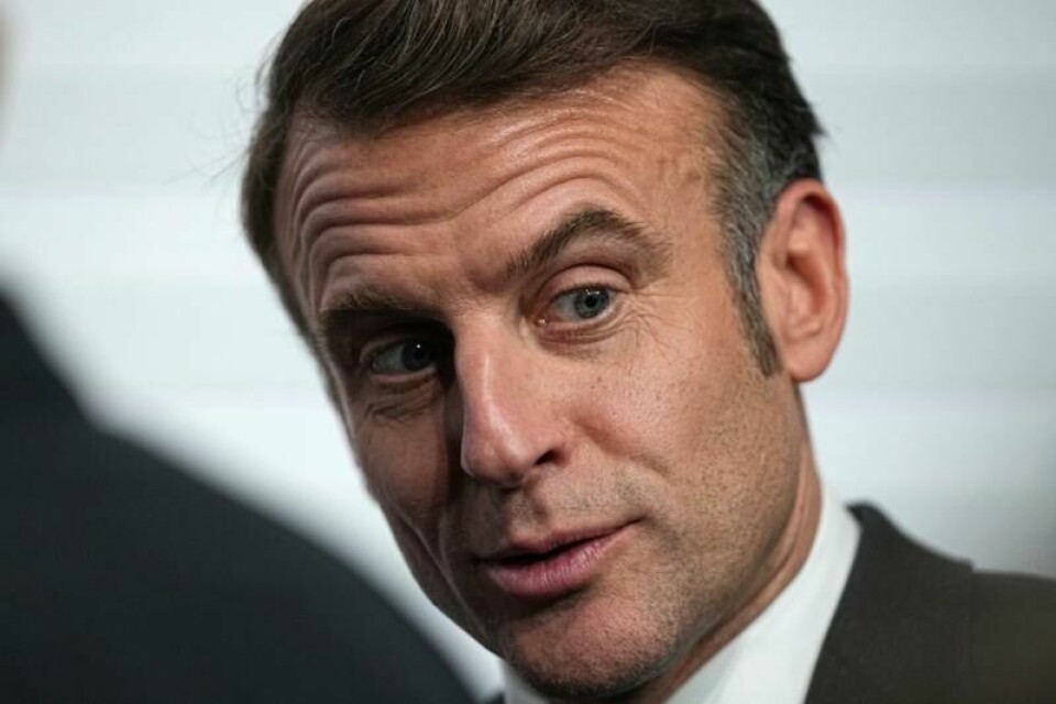 Frankrike har fått en ny regjering på plass. President Emmanuel Macrons kontor offentliggjorde de nye posisjonene mandag kveld.