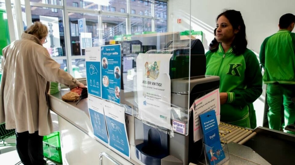 Det er montert opp pleksiglass i Kiwi butikken på Skøyen i Oslo. Tiltaket er for å beskytte dem som jobber i butikken mot smitte. Fagforeningen Handel og Kontor mener smitteverntiltak gjør at norske butikkansatte blir godt ivaretatt. Illustrasjonsbilde.