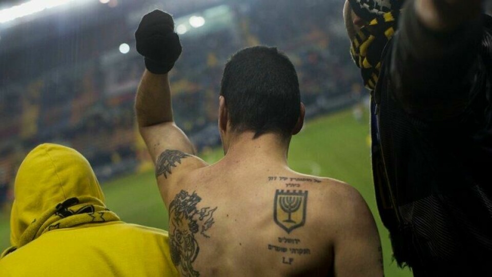 Den høyre tatoveringen viser Beitar Jerusalem-logoen og har teksten: «På dine murer, Jerusalem, setter jeg voktere; aldri skal de være stille, verken dag eller natt».