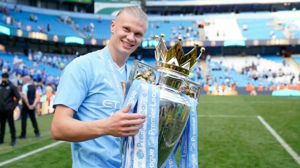 Erling Braut Haaland feirer med Premier League-trofeet. Foto: Dave Thompson / AP / NTB