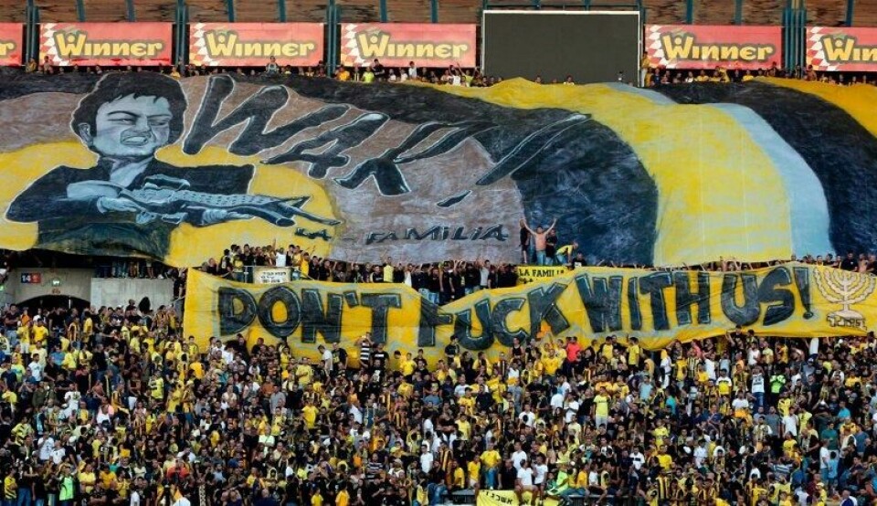Beitar Jerusalem-supportere holder opp bannere før UEFA Europa League-playoff-kampen mot AS Saint-Étienne på Itztadion Teddy Stadium i Jerusalem i 2016. Beitar Jerusalem-supportere holder opp bannere før UEFA Europa League-playoff-kampen mot AS Saint-Étienne på Itztadion Teddy Stadium i Jerusalem i 2016. Foto: AFP / NTB