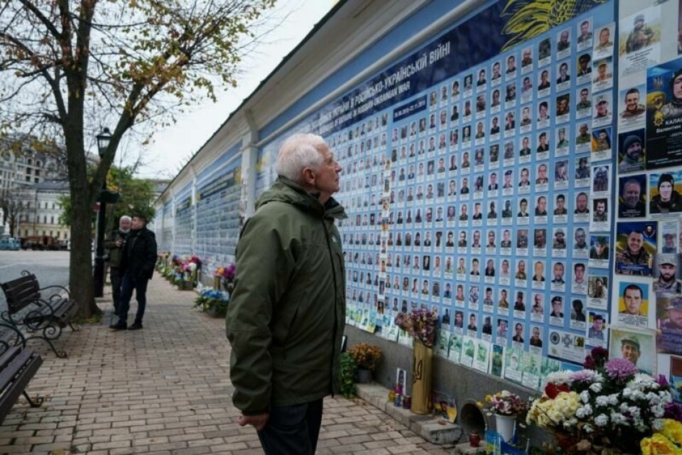 Josep Borrell, EUs nylig avgåtte utenrikssjef, besøkte et minnesmerke for falne ukrainske soldater da han var i Kyiv i begynnelsen av november. Nato anslår at om lag 1 million mennesker på begge sider, både soldater og sivile, er drept eller såret siden Russlands invasjon i februar 2022.
