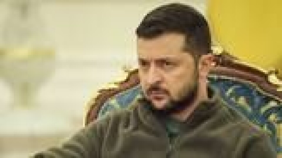 Ukrainas president Volodymyr Zelenskyj sier mener de daglige russiske angrepene mot landsbyen Bakhmut viser galskapen i den russiske taktikken. Ukrainas president Volodymyr Zelenskyj sier mener de daglige russiske angrepene mot landsbyen Bakhmut viser galskapen i den russiske taktikken. Foto: AP