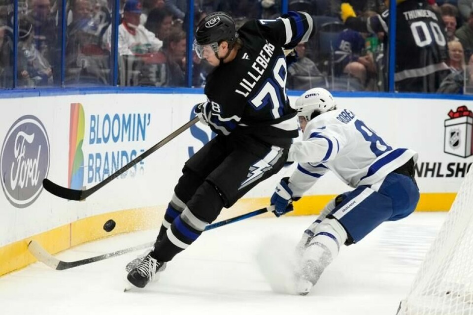 Tampa Bay Lightnings Emil Lilleberg (78) kjemper om pucken mot Toronto Maple Leafs venstreving Nicholas Robertson (89).