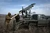 Ukrainske soldater fra den 56. motoriserte infanteribrigaden, tilhørende den nå okkuperte og utbombede byen Mariupol, forbereder seg på å skyte raketter fra en pickup mot russiske stillinger ved frontlinjen, nær Bakhmut i Donetsk-regionen, tirsdag 5. mars 2024. Foto: Efrem Lukatsky / AP