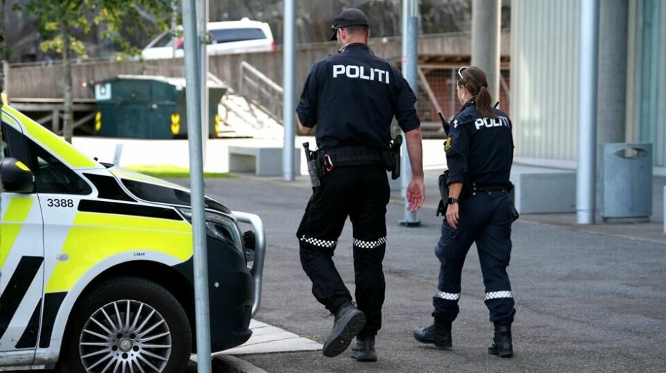 Politi på stedet etter at en elev ble lettere skadet under voldshendelsen med «en skarp gjenstand» på en videregående skole i Oslo. Foto: Lise Åserud / NTB