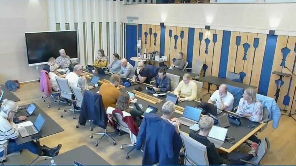 Ordfører i Lom kom mandag med svært sterke uttalelser i en kommunestyredebatt om skolenedleggelser. Foto: Skjermdump fra direktesending / Lom kommune / NTB