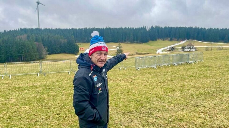 Kombinerttrener Ivar Stuan i det snøfrie landskapet i Schonach fredag. Foto: Jan Schmid / Norges skiforbund / NTB