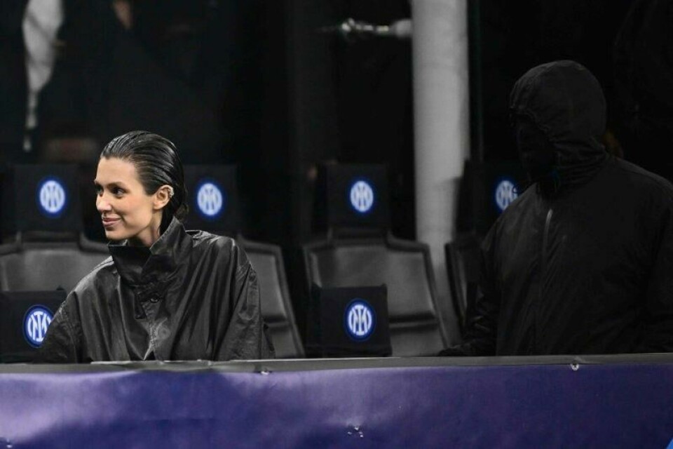Bianca Censori og rapperen Kanye West alias Ye under en Champions League-kamp mellom Inter Milan og Atletico Madrid på San Siro i Milan i februar 2024. Bianca Censori og rapperen Kanye West alias Ye under en Champions League-kamp mellom Inter Milan og Atletico Madrid på San Siro i Milan i februar 2024. Foto: Marco Bertorello / AFP / NTB