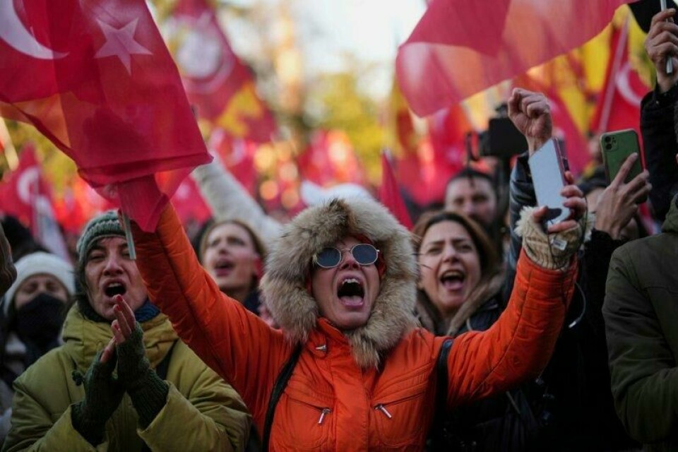Demonstranter samlet seg utenfor rådhuset i Istanbul for å protestere mot pågripelsen av ordfører Ekrem Imamoglu.