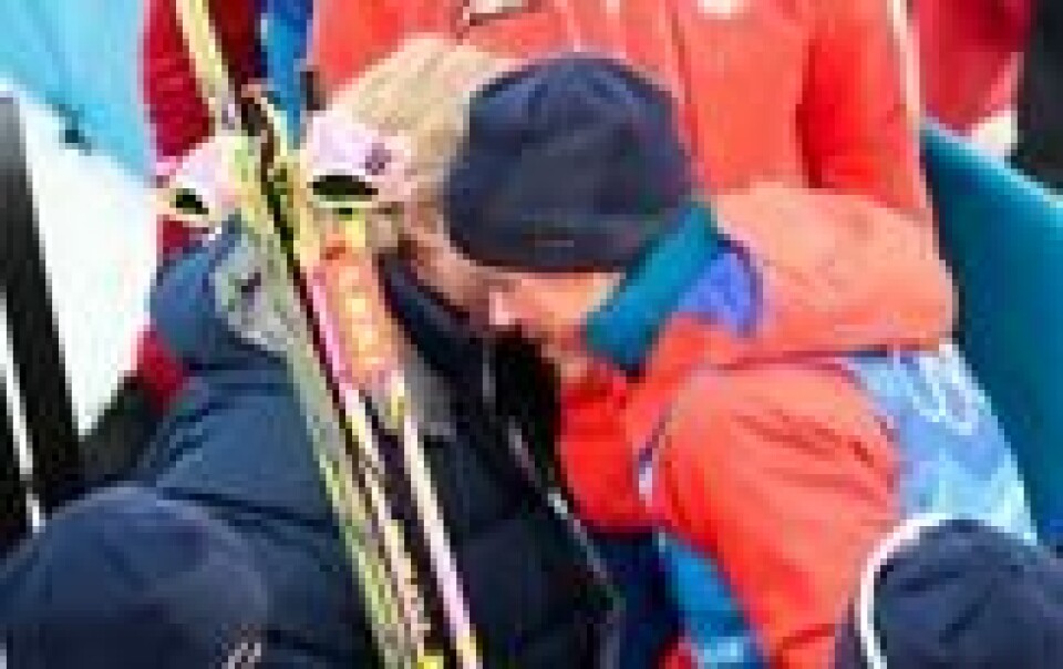 Statsminister Erna Solberg var raskt frampå med en gratulasjonsklem til ankermann Johannes Høsflot Klæbo etter søndagens stafettgull. Statsminister Erna Solberg var raskt frampå med en gratulasjonsklem til ankermann Johannes Høsflot Klæbo etter søndagens stafettgull. Foto: Lise Åserud / NTB scanpix