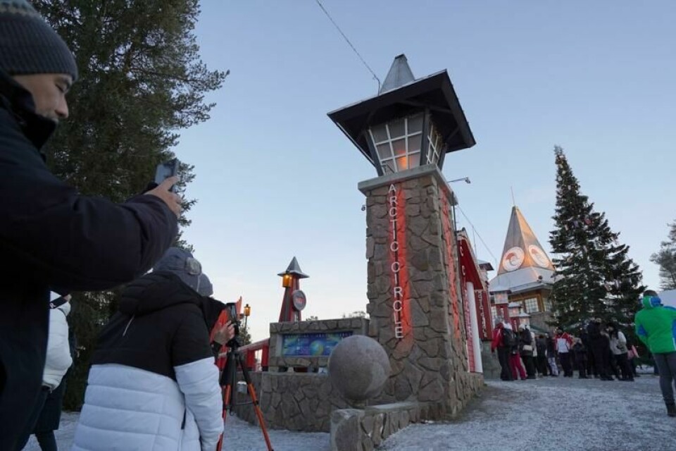 Flere og flere turister strømmer til «Julenissens landsby» i Rovaniemi i Nord-Finland. Det gjør lokalbefolkningen urolige. Flere og flere turister strømmer til «Julenissens landsby» i Rovaniemi i Nord-Finland. Det gjør lokalbefolkningen urolige. Foto: James Brooks / AP Photo / NTB