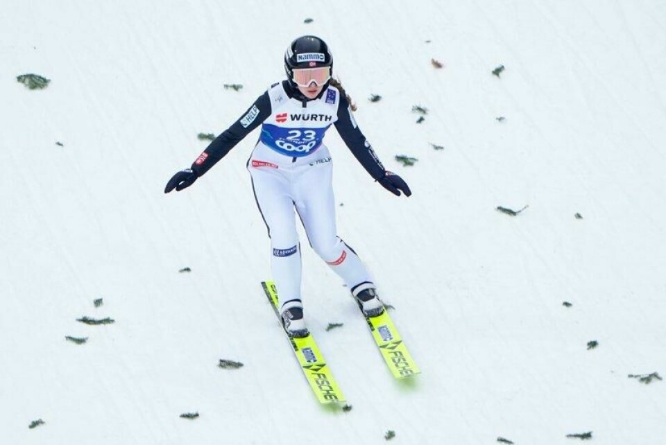 Ingvild Midtskogen etter å ha landet i normalbakken i Granåsen. Etterpå ble hun disket i VM-debuten.