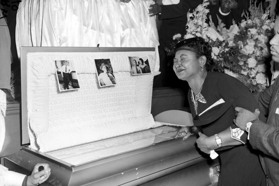 Bildet viser Emmett Tills mo, Mamie Till-Mobley, under hennes egen sønns begravelse i Chicago i september 1955. Bildet viser Emmett Tills mo, Mamie Till-Mobley, under hennes egen sønns begravelse i Chicago i september 1955. Foto: Chicago Sun-Times / AP / NTB