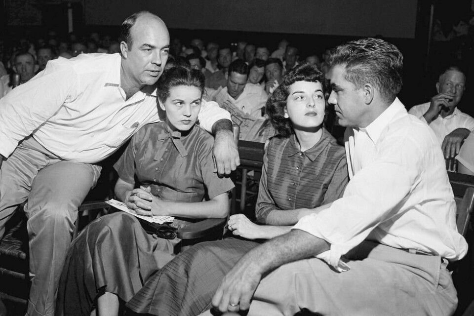 Her er Carolyn Bryant Donham i retten sammen med sin mann Roy Bryant (t.h). Paret til venstre er Roy Bryants halvbror John William Milam og kona. Her er Carolyn Bryant Donham i retten sammen med sin mann Roy Bryant (t.h). Paret til venstre er Roy Bryants halvbror John William Milam og kona. Foto: AP / NTB