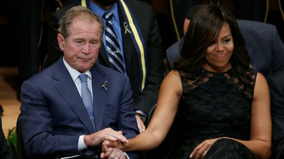 George W. Bush og Michelle Obama satt ved siden av hverandre under minnestunden etter et terrorangrep i Dallas som kostet flere politimenn livet. George W. Bush og Michelle Obama satt ved siden av hverandre under minnestunden etter et terrorangrep i Dallas som kostet flere politimenn livet. Foto: Carlo Allegri / Reuters/NTB