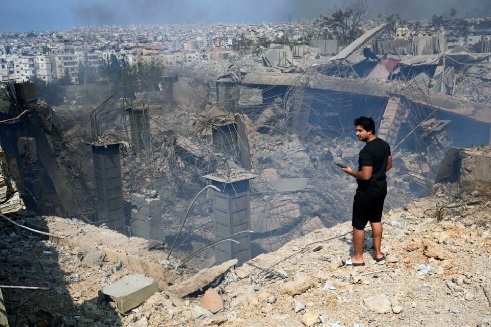 En mann står på kanten av et bombekrater i et boligområde sørøst for Beirut. Foto: AP Photo/Hussein Malla/NTB En mann står på kanten av et bombekrater i et boligområde sørøst for Beirut. Foto: AP Photo/Hussein Malla/NTB