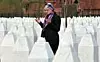 En bosnisk muslim og overlevende etter massakren i Srebrenica i 1995 besøker gravplassen Potocari der de identifiserte ofrene etter massakren er gravlagt. Foto: Elvis Barukcic / AFP