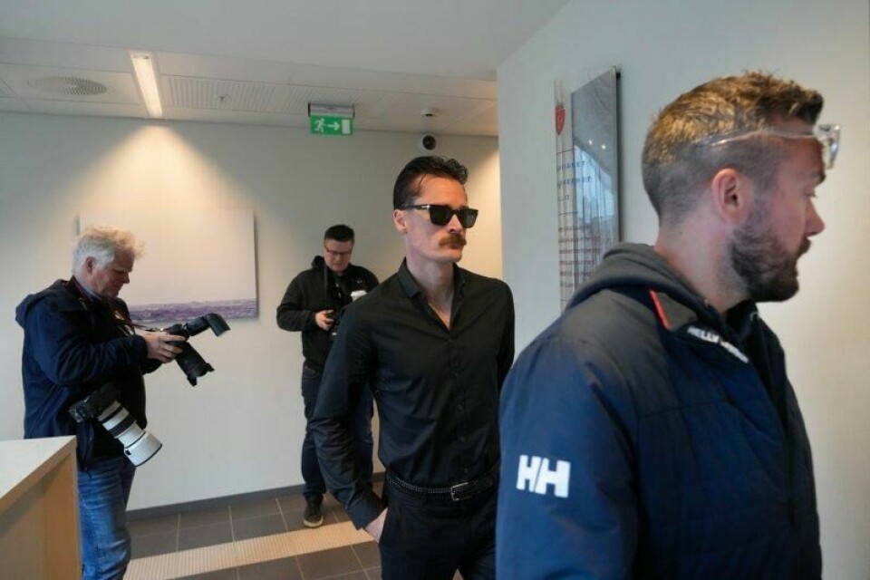 Henrik Ingebrigtsen (i midten) på vei inn i tingretten under dag ti av straffesaken mot Gjert Ingebrigtsen.