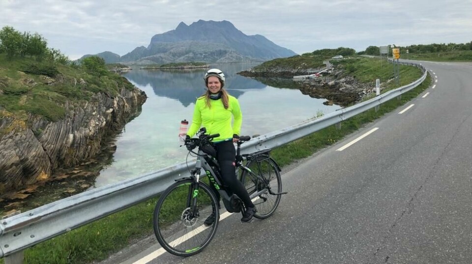 Med sine idylliske småveier, hvite sandstrender, fugleliv og utsikt til Dønnamannen, er sykling noe du bør prøve deg på når du besøker Herøy. Foto: Roger Grosvold