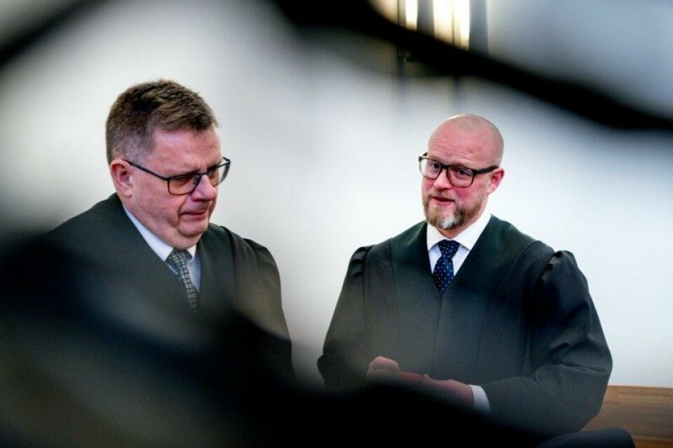 Forsvarerne Per Ove Sørholt (t.v.) og Erlend Hjulstad Nilsen (t.h.) under sine prosedyrer i rettssaken mot kommuneoverlegen i Frosta.