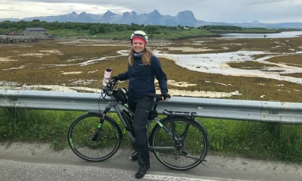 Du tråkker deg lett på sykkel mellom de største øyene som er knyttet sammen med bruer. I bakgrunnen kan vi se fjellgruppen De syv søstre. Foto: Roger Grosvold Du tråkker deg lett på sykkel mellom de største øyene som er knyttet sammen med bruer. I bakgrunnen kan vi se fjellgruppen De syv søstre. Foto: Roger Grosvold