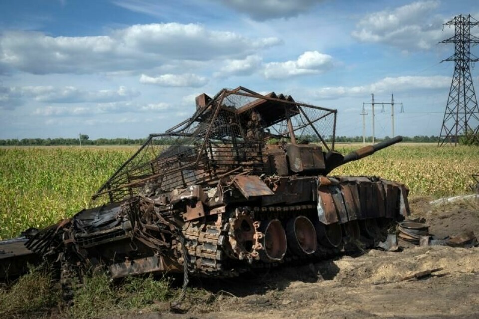 En ødelagt russisk stridsvogn utenfor byen Sudzja i den russiske Kursk-regionen. To danske soldater som vervet seg frivillig til å kjempe på ukrainsk side i krigen, er meldt savnet i regionen.