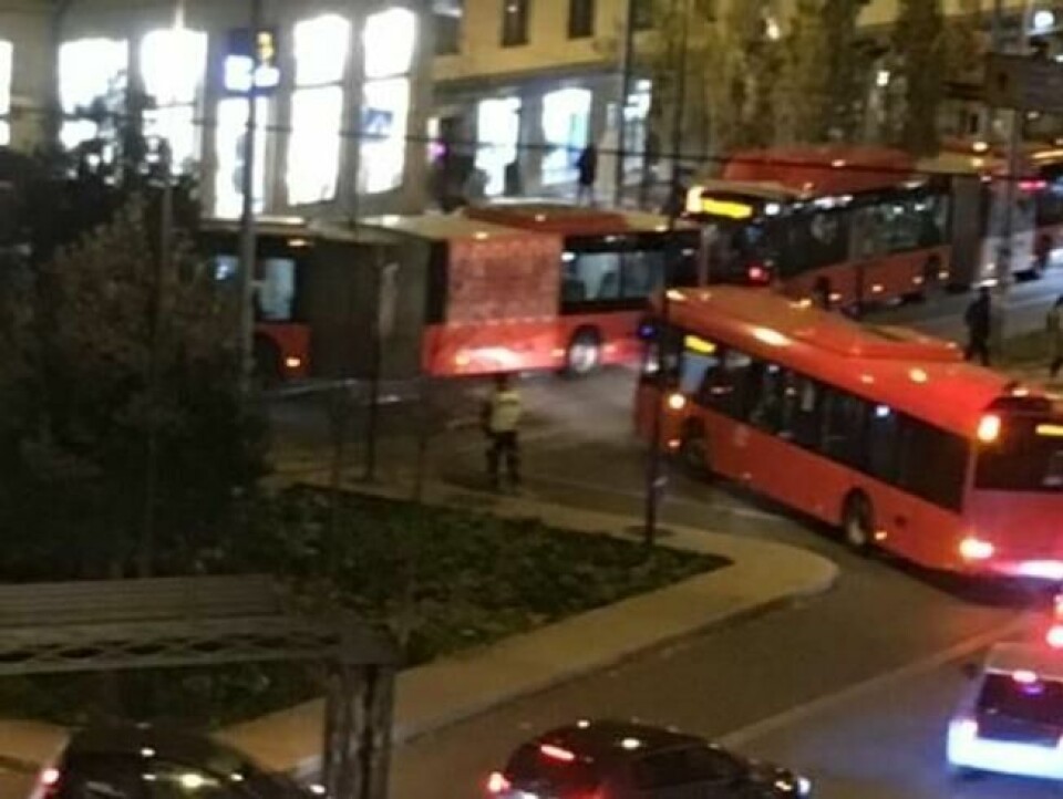 Biler og busser i full propp ved rundkjøringa i Carl Berner. Politiet på plass for å avvikle trafikken. Foto: Espen H. Rusdal Biler og busser i full propp ved rundkjøringa i Carl Berner. Politiet på plass for å avvikle trafikken. Foto: Espen H. Rusdal