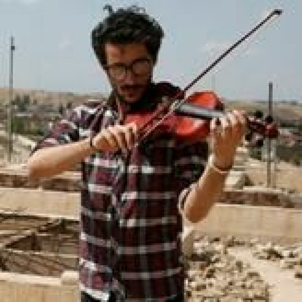 28 år gamle Ameed Mukdad var en av musikerne som levde under Den islamske stats skrekkvelde i Mosul. Onsdag holdt han konsert i den krigsherjede byen. Foto: Reuters / NTB scanpix. 28 år gamle Ameed Mukdad var en av musikerne som levde under Den islamske stats skrekkvelde i Mosul. Onsdag holdt han konsert i den krigsherjede byen. Foto: Reuters / NTB scanpix.