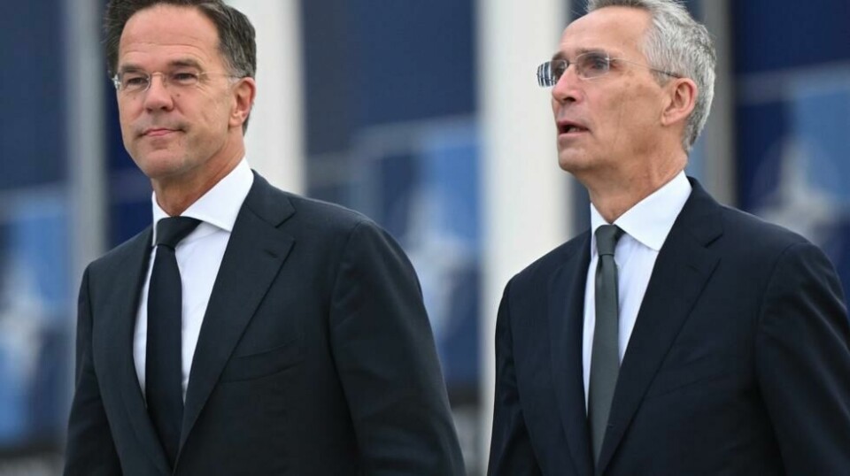 Natos påtroppende generalsekretær Mark Rutte og avtroppende generalsekretær Jens Stoltenberg møtte pressen utenfor Natos hovedkvarter i Brussel tirsdag. Foto: AP / NTB.