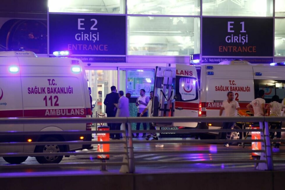 ATATÜRK: Utenfor hovedterminalen ble det rapportert om skyting, men det er ikke bekreftet om det var angripere, politiet eller andre som eventuelt skjøt. ATATÜRK: Utenfor hovedterminalen ble det rapportert om skyting, men det er ikke bekreftet om det var angripere, politiet eller andre som eventuelt skjøt. Foto: Osman Orsal / Reuters