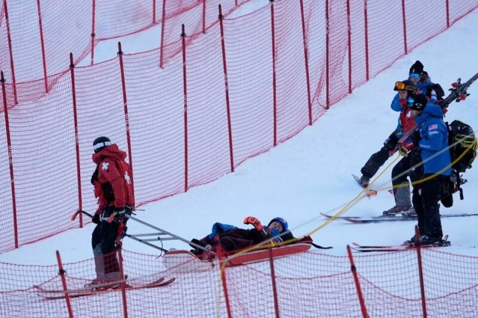 Mikaela Shiffrin fraktes ut av bakken i pulk etter sitt fall i storslalåmrennet i Killington. Foto: Robert F. Bukaty, AP / NTB Mikaela Shiffrin fraktes ut av bakken i pulk etter sitt fall i storslalåmrennet i Killington. Foto: Robert F. Bukaty, AP / NTB