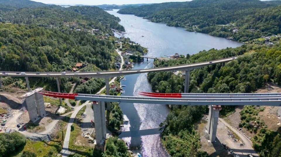 Statens utgifter til vedlikehold og utbygging av riksveier er foreslått satt til nesten 45 milliarder kroner neste år. Det er omtrent like mye som Norge skal bruke på total bistand i fattige land. Bildet er fra Langangen i Telemark. Veien skal åpne i 2026 og består av 17 kilometer vei og bru som skal knytte E18 sør og nord for Grenlandsområdet sammen. Prislappen var i 2020 på 4,9 milliarder kroner.