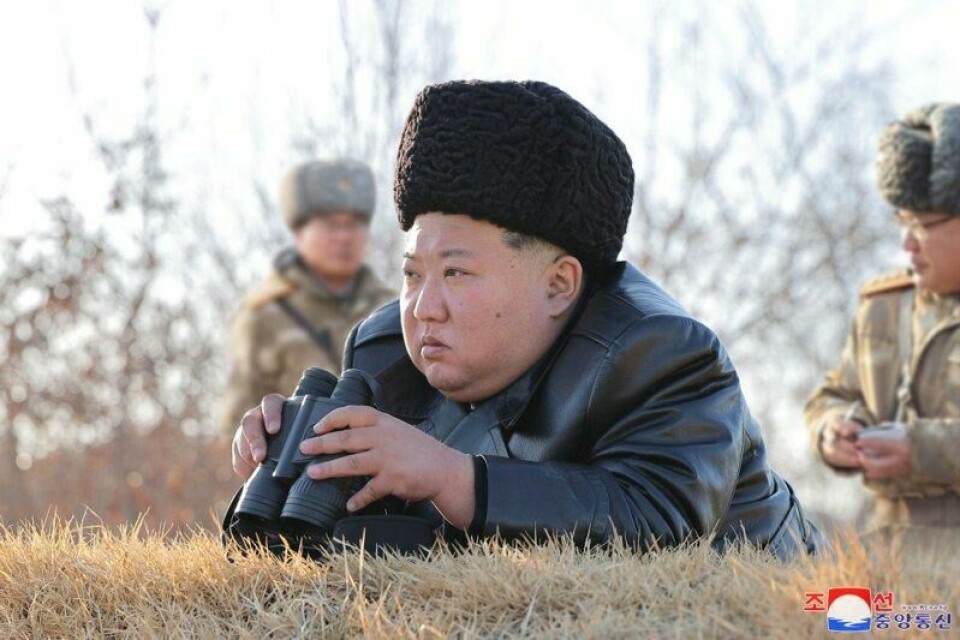 Kim Jong-un overvåker testoppskytinger av det som angivelig er strategiske kryssermissiler utenfor landets vestkyst i slutten av februar.