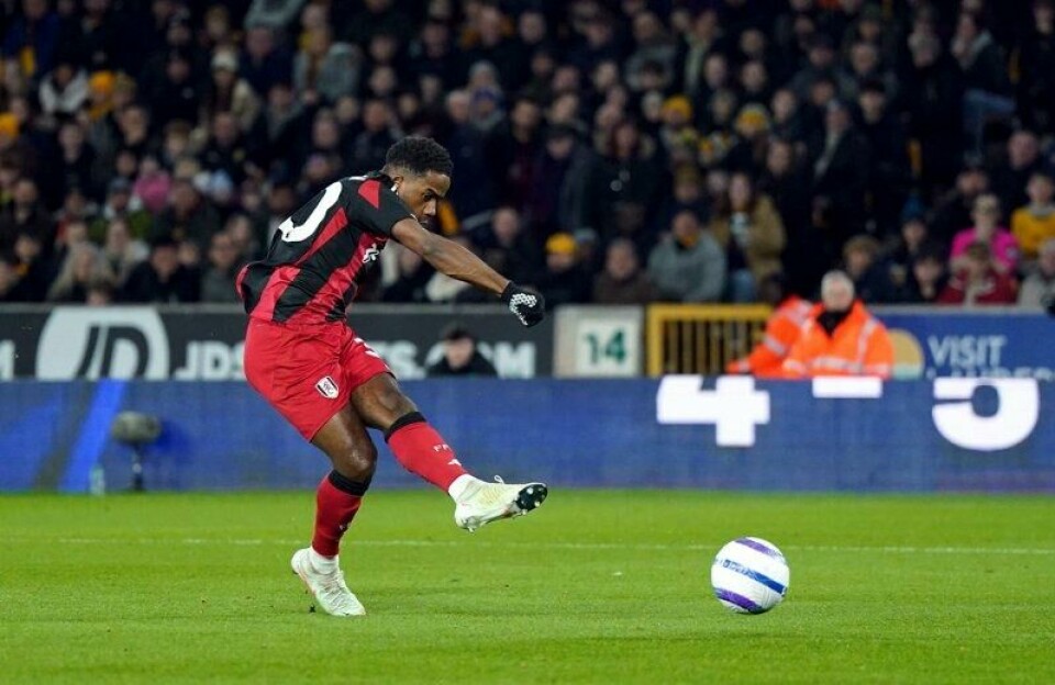 Ryan Sessegnon gir Fulham ledelsen mot Wolverhampton i første minutt.