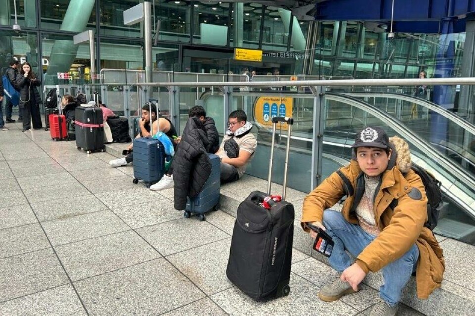 Strandede reisende utenfor Heathrow-lufthavn fredag ettermiddag. Strandede reisende utenfor Heathrow-lufthavn fredag ettermiddag. Foto: Kin Cheung / AP / NTB