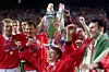 Manchester United-spillerne feirer Champions League-triumfen i 1999. Ole Gunnar Solskjær scoret det avgjørende målet i finalen mot Bayern München. Foto: Michael Kappeler / Reuters
